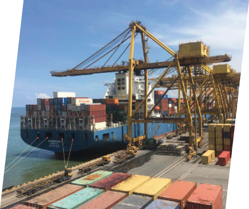Hafen mit angelegtem Schiff